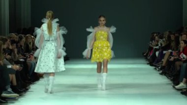 Moda gösterisinde podyumda manken kız.