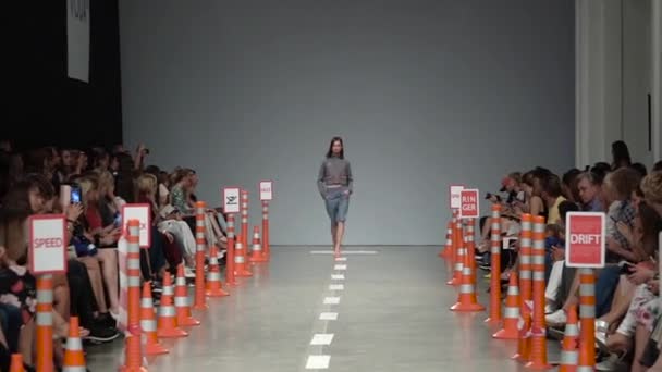 Meisje model op de catwalk bij fashion show — Stockvideo