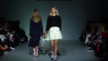 Moda gösterisinde podyumda manken kız.