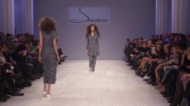 Moda gösterisinde podyumda manken kız.