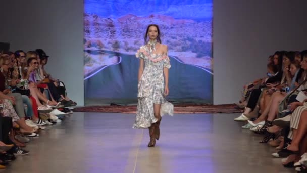 Meisje model op de catwalk bij fashion show — Stockvideo