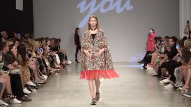 Moda gösterisinde podyumda manken kız.