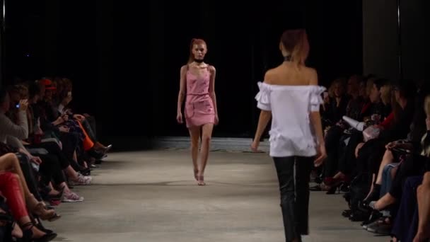 Chica modelo en la pasarela en el desfile de moda — Vídeos de Stock