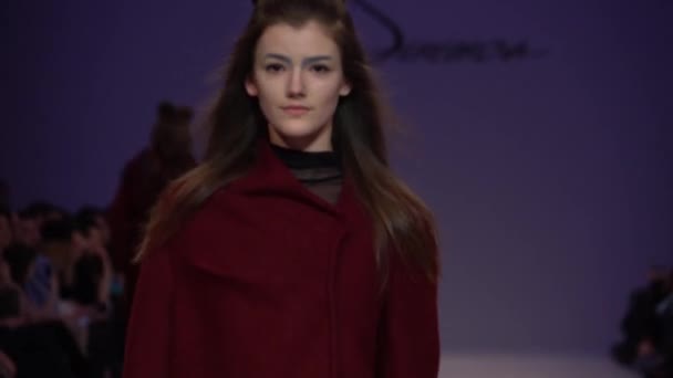 Modelo menina na passarela no desfile de moda — Vídeo de Stock