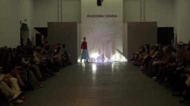 Moda gösterisinde podyumda manken kız.