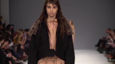 Moda gösterisinde podyumda manken kız.