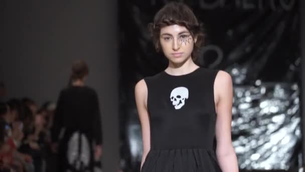 Ragazza modella in passerella alla sfilata di moda — Video Stock