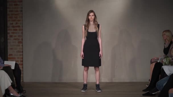 Девушка-модель на подиуме на показе — стоковое видео