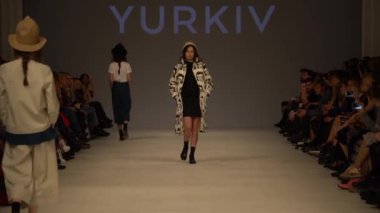 Moda gösterisinde podyumda manken kız.