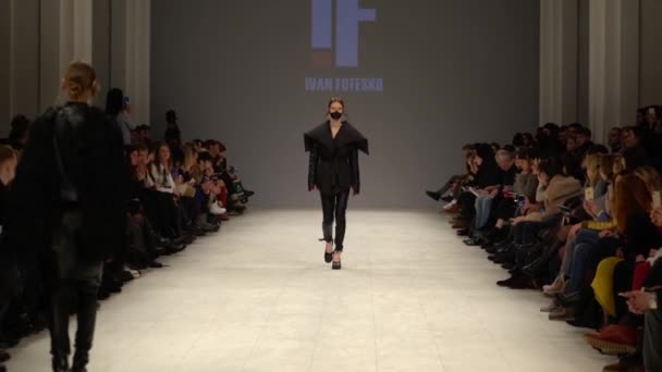 Meisje model op de catwalk bij fashion show — Stockvideo