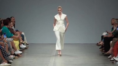 Moda gösterisinde podyumda manken kız.