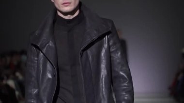Moda gösterisinde podyumda manken kız.