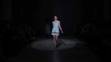 Moda gösterisinde podyumda manken kız.
