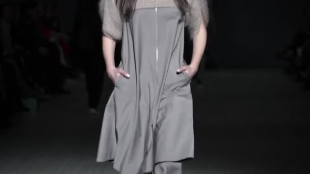 Meisje model op de catwalk bij fashion show — Stockvideo