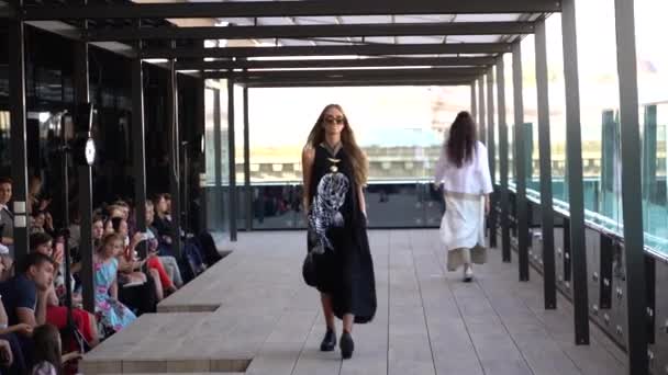 Meisje model op de catwalk bij fashion show — Stockvideo