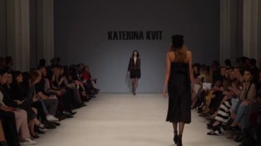 Moda gösterisinde podyumda manken kız.