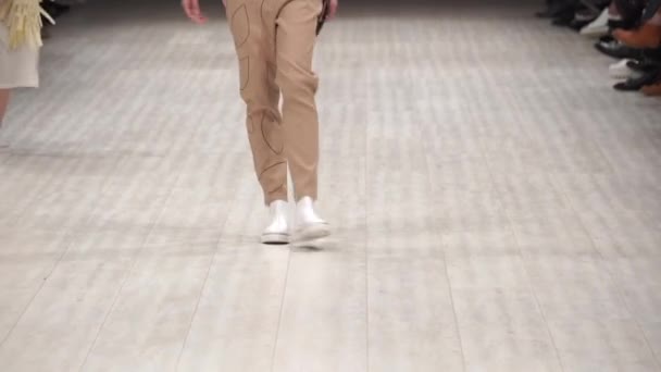 Meisje model op de catwalk bij fashion show — Stockvideo