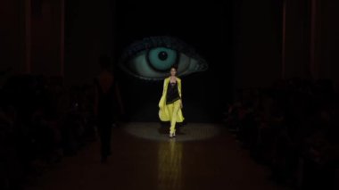 Moda gösterisinde podyumda manken kız.
