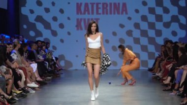 Moda gösterisinde podyumda manken kız.
