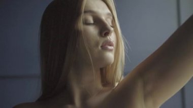 Seksi, çıplak kız. Yavaş çekim.