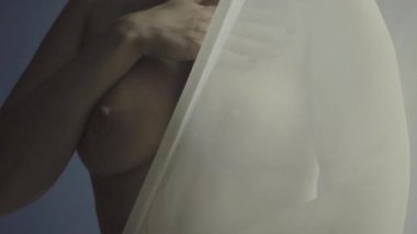 Seksi, çıplak kız. Yavaş çekim.