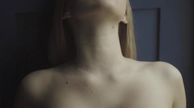 Seksi, çıplak kız. Yavaş çekim.