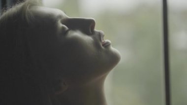 Seksi, çıplak kız. Yavaş çekim.