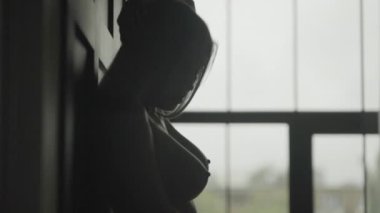 Seksi, çıplak kız. Yavaş çekim.