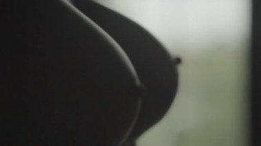 Seksi, çıplak kız. Yavaş çekim.