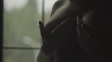 Seksi, çıplak kız. Yavaş çekim.