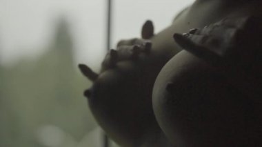 Seksi, çıplak kız. Yavaş çekim.