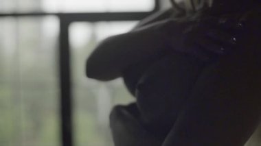 Seksi, çıplak kız. Yavaş çekim.