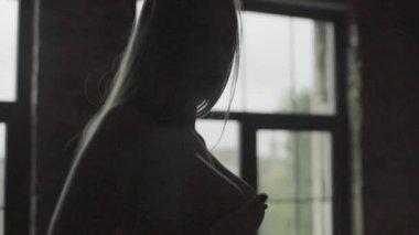 Seksi, çıplak kız. Yavaş çekim.