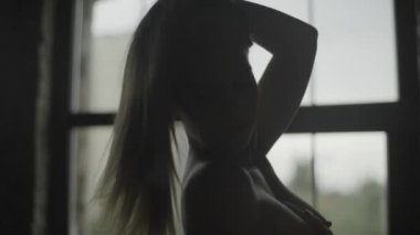 Seksi, çıplak kız. Yavaş çekim.