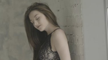 Seksi iç çamaşırlı kız. Yavaş çekim