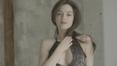 Seksi iç çamaşırlı kız. Yavaş çekim