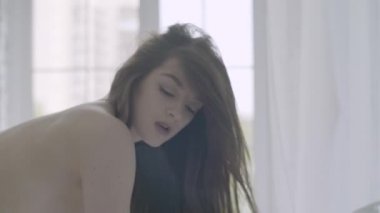 Çıplak göğüslü seksi üstsüz kız. Yavaş çekim