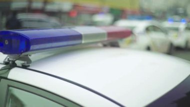 Polis arabasının çatısında teşhirci. Sinyal lambası. Yakın plan..