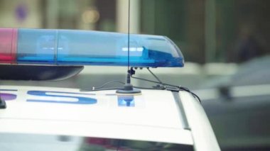Polis arabasının çatısında teşhirci. Sinyal lambası. Yakın plan..