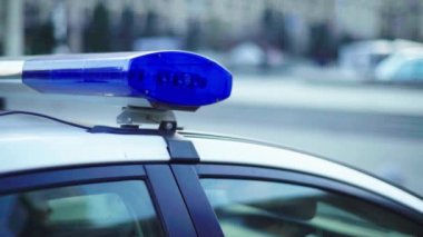 Polis arabasının çatısında teşhirci. Sinyal lambası. Yakın plan..