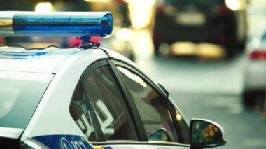 Polis arabasının çatısında teşhirci. Sinyal lambası. Yakın plan..