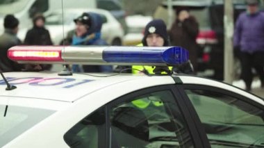 Polis arabasının çatısında teşhirci. Sinyal lambası. Yakın plan..