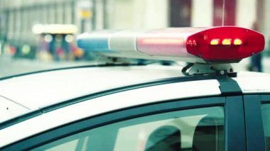 Polis arabasının çatısında teşhirci. Sinyal lambası. Yakın plan..