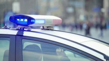 Polis arabasının çatısında teşhirci. Sinyal lambası. Yakın plan..
