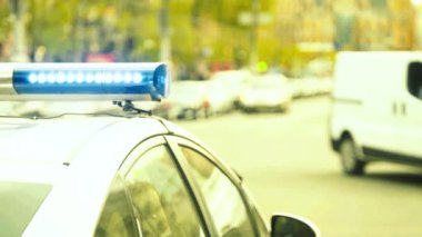 Polis arabasının çatısında teşhirci. Sinyal lambası. Yakın plan..