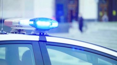 Polis arabasının çatısında teşhirci. Sinyal lambası. Yakın plan..