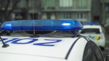 Polis arabasının çatısında teşhirci. Sinyal lambası. Yakın plan..