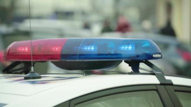 Polis arabasının çatısında teşhirci. Sinyal lambası. Yakın plan..