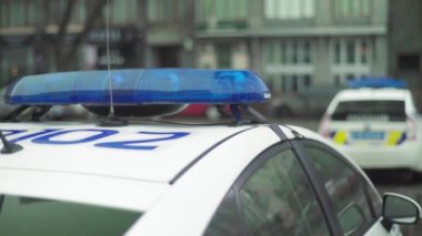 Polis arabasının çatısında teşhirci. Sinyal lambası. Yakın plan..