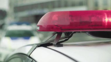 Polis arabasının çatısında teşhirci. Sinyal lambası. Yakın plan..
